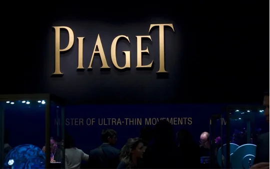 Stand Piaget au salon de l'horlogerie, enseigne dorée et vitrines éclairées